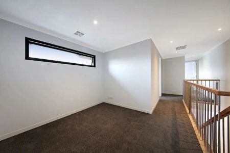 Luxury Family Living in the Heart of Bentleigh East - Photo 4
