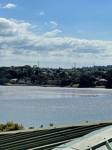 Stunning Panmure 3BR with Lagoon Views! - Photo 2