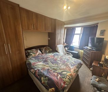 4 bedroom semi-detached house to rent - Photo 2