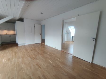 Stor og lys lejlighed på øverste etage - Photo 3