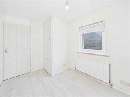 3 bedroom Semi-detached house to rent - Photo 3