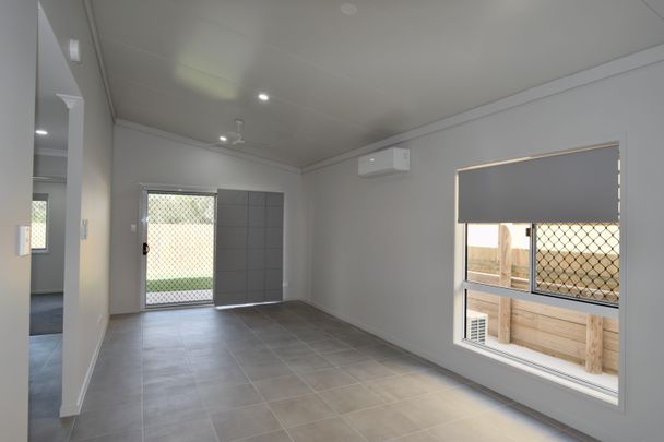 :: BRAND NEW, THREE BEDROOM BEAUTY IN HILLCLOSE! - Photo 1