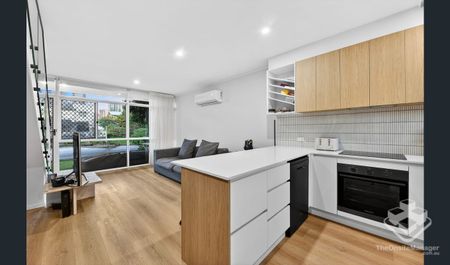 Waterfront Townhouse with Broadbeach Skyline Views - Photo 2