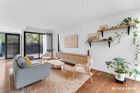 Stylish townhouse 2.5kms from the Parliamentary Triangle - Photo 3