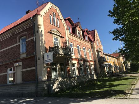 Ovanlig tvåa med uteplats och källarvåning – Sala centrum - Photo 5