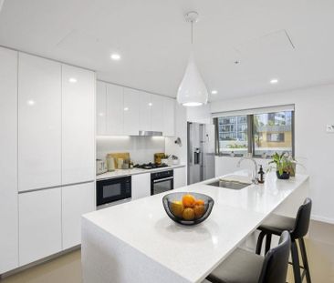 Luxury 8th Floor Broadwater Apartment with Spectacular Water Views - Photo 6