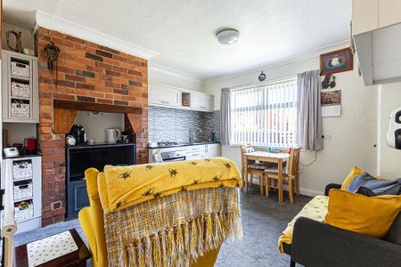 3 bedroom end of terrace house to rent - Photo 2