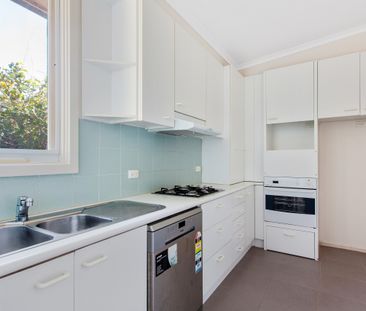 Beautiful Art Deco One Bedroom - Photo 2