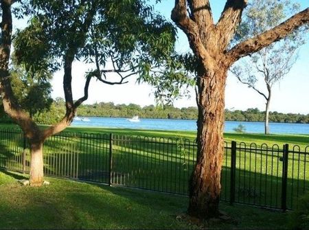 Perfect location- Don't miss out on making this home yours! - Photo 2