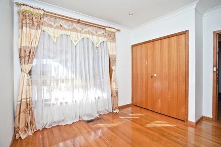 A spacious family home offering comfort and convenience in a desirable location. - Photo 3