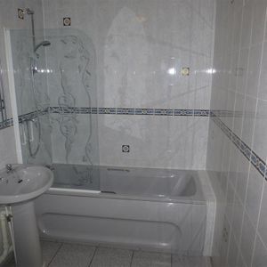 1 bedroom in a flat share to rent - Photo 2
