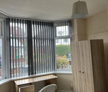 5 bedroom semi-detached house to rent - Photo 2