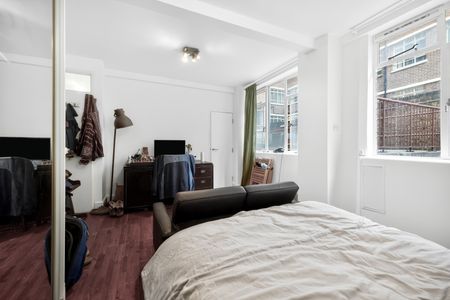 Charterhouse Square, London, EC1M 6ET - Photo 3