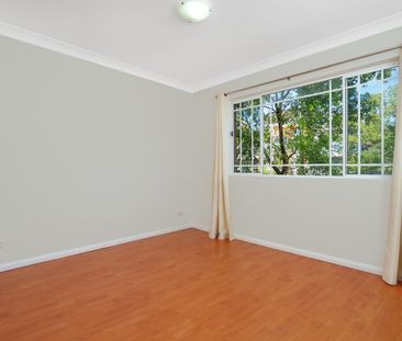 Located in a convenient locale - Photo 1