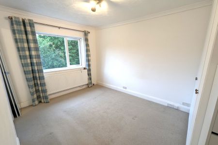 Woodlands Avenue, West Byfleet - 2 bedrooms Property for lettings - Seymours - Photo 2