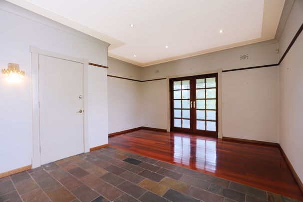 2 Bedroom House in Dundas Valley! - Photo 1