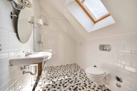 Beautiful apartment offering a unique character and stunning views of the lake - Photo 4