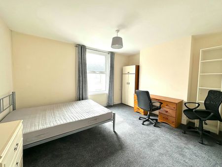 Terraced House to rent on - Photo 3