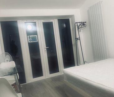 5 Bed Semi-Detached House, Hill House Road, SW16 - Photo 3