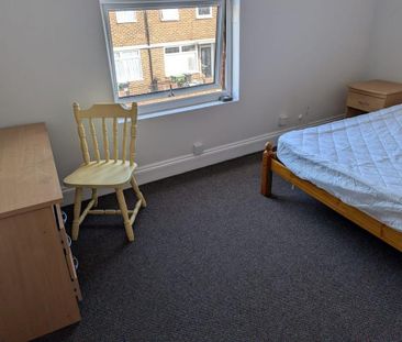 4 bedroom terraced house to rent - Photo 3