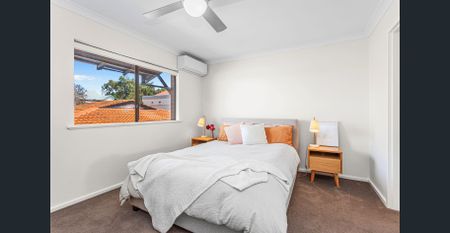 Quiet 2x1 townhouse with TWO courtyards + lush communal garden - Photo 4