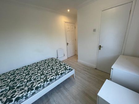 Room in a Shared House, Hilda Road, E16 - Photo 3