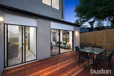 FREESTANDING TOWNHOUSE IN PRIME BEACHSIDE LOCATION - Photo 2