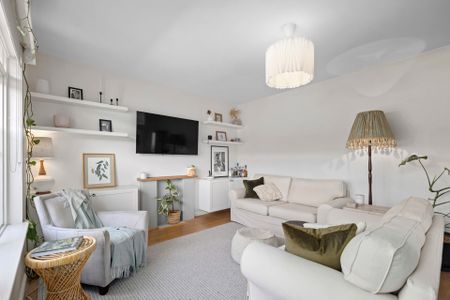 Light, Bright & Renovated - Photo 4