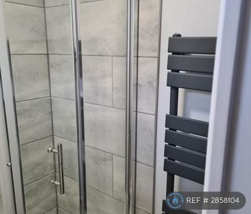 1 bedroom in a house share to rent - Photo 3