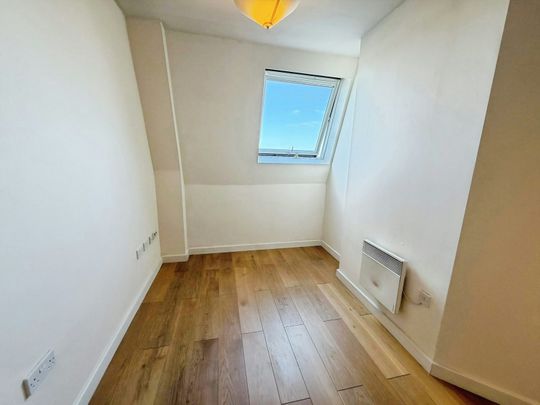 Flat to rent on - Photo 1