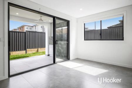 “Stunning Brand New 5 Bedroom Home” - Photo 4