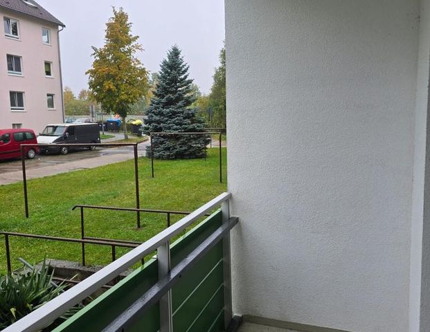 Singlewohnung mit Einbauküche + Tageslichtbad und Balkon im Hochparterre!! - Photo 1