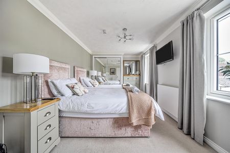 Hubert Lodge , Hythe, Southampton - Photo 5