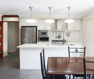 Stunning Family Home with Solar Power, 5 Air Conditioners & Premium... - Photo 4