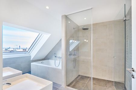 Familienwohnung in privatem Haus! Garagenplatz direkt im Haus! - Photo 2