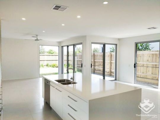 Executive Modern Designed Family Home - Photo 1