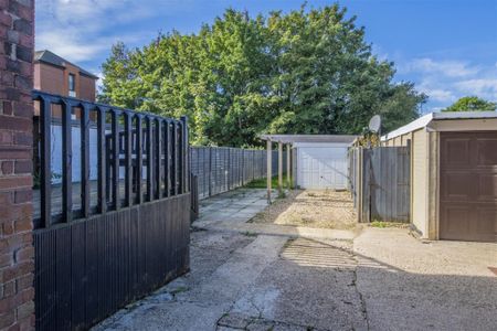 3 bed House - Semi-Detached To Let - Photo 2