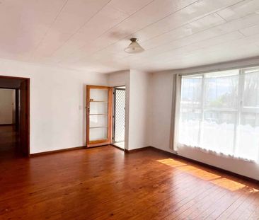 3 Bed 1 Bath Home in sought after Pakuranga - Photo 3