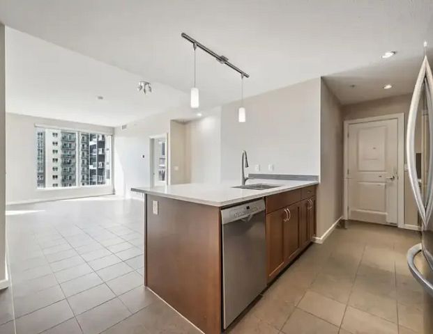 Bright/Spacious 2 Bed / 2 Bath Downtown Condo | 1008 - 211 13 Ave SE, Calgary - Photo 1