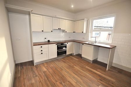 3 bedroom flat to rent - Photo 5