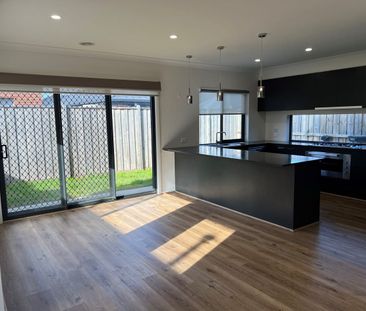 Spacious 4-Bedroom, 3-Bathroom Family Home in the Sought-After Arca... - Photo 1