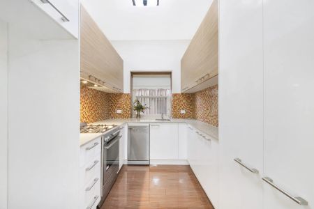 Duplex Sized, Renovated Apartment with Spacious Deck - Photo 5