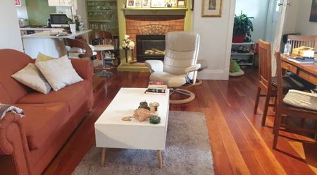 Warm, Character-Filled 2-Bedroom Unit in Prime City Location - Photo 2