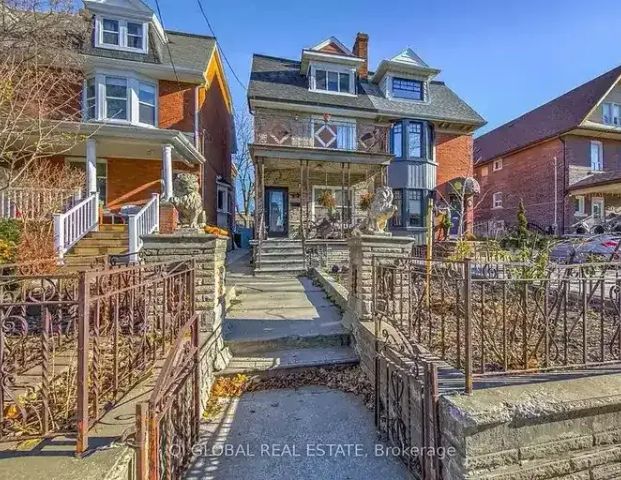 Modern, Spacious (Approx 1000 Sq/ft) and Breautifully Renovated 2 Bedroom Apartment. | 183 Grace Street, Toronto - Photo 1