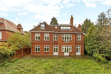 A stunning gated family home with off-street parking and generous gardens backing on to Richmond Park. - Photo 2