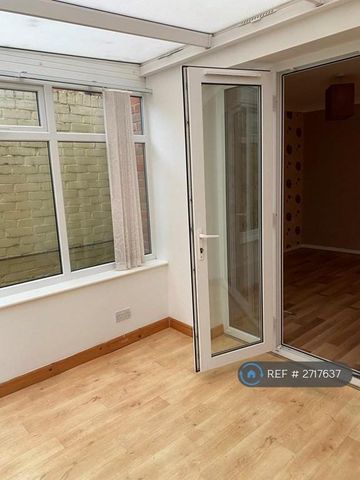 3 bedroom terraced house to rent - Photo 2