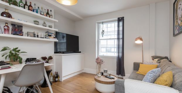 Quaint one bedroom apartment, located in a stunning historic development, moments from Monument Station and The City. - Photo 1