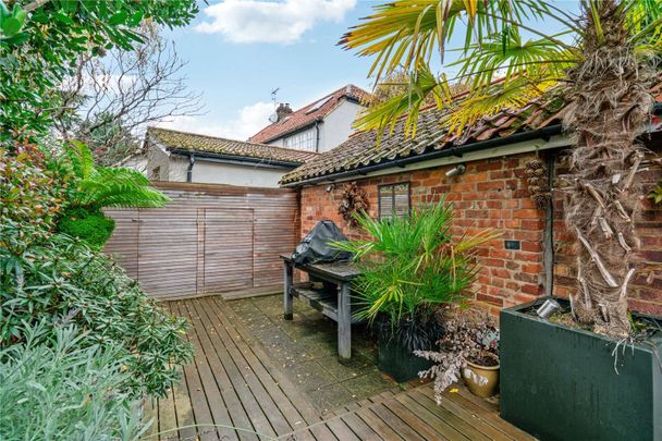 Stylish three bedroom family home with west facing garden near Richmond Park - Photo 1