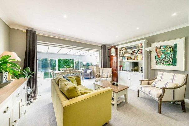 River Bank, Thames Ditton, KT7 - Photo 1