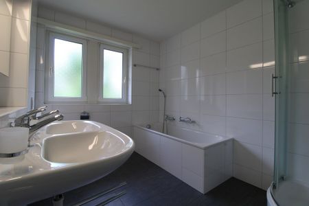 Charmante 4.5 Zimmer Wohnung mit Balkon und Cheminée - Photo 4